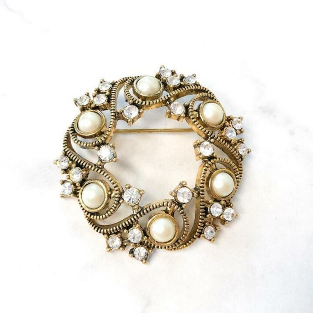 ‼️SOLD OUT‼️-20%🔻VINTAGE SIGNED MONET PEARL CRYSTAL GOLD TONE SWIRL BROOCH - Picture 1 of 2